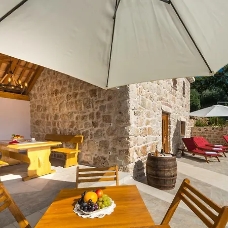 Holiday Marina - Private Swimming Pool