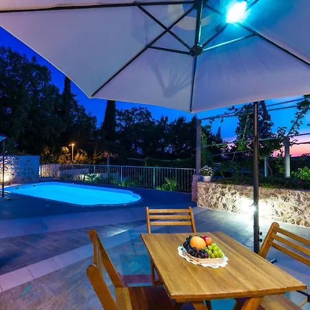 Vikendica Holiday Marina - Private Swimming Pool