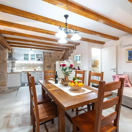 Holiday Marina - Private Swimming Pool Nyaraló Mlini