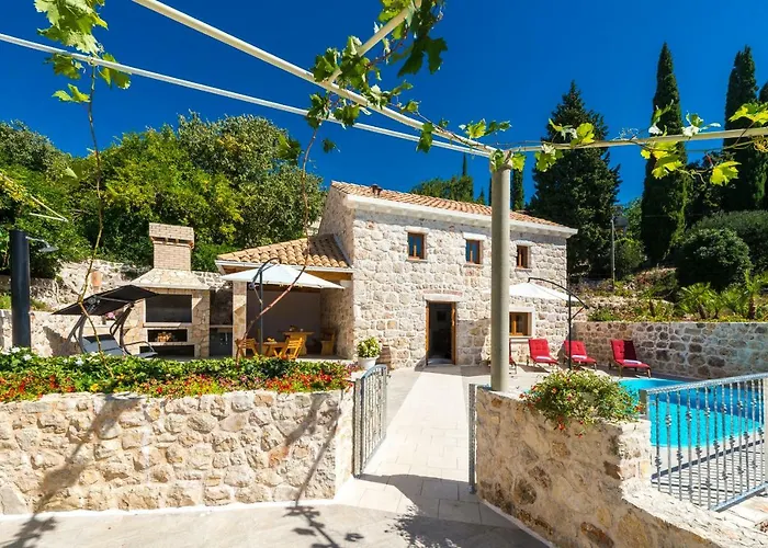 Marina - Private Swimming Pool