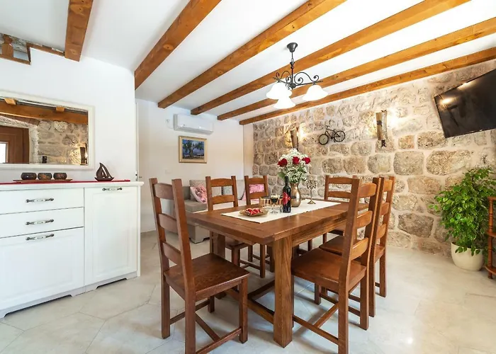 Marina - Private Swimming Pool 度假居