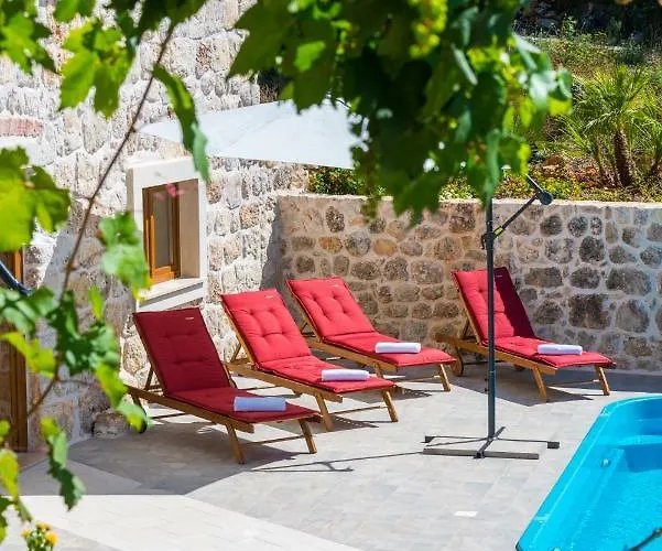 Marina - Private Swimming Pool 度假居 米利尼