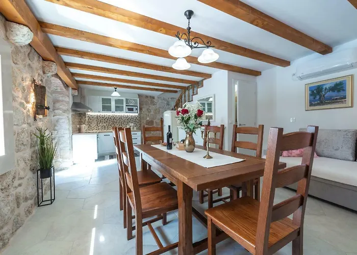 Marina - Private Swimming Pool 度假居 米利尼