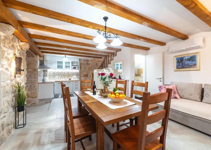 Marina - Private Swimming Pool 度假居 米利尼